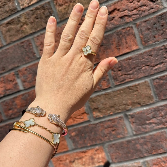 Panthere Crystal Head Encrusted Bangle Bracelet - Picture 16 of 17